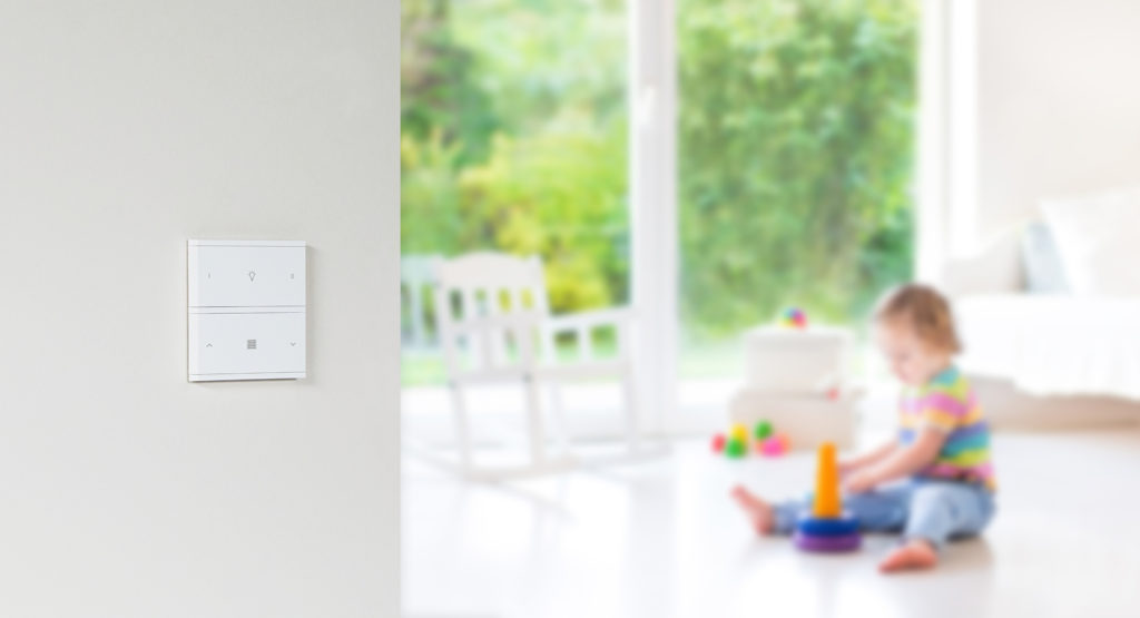 ORIA-Taster-mit-KNX-Busankoppler-Beispiel-1 ORIA Taster mit KNX Busankoppler 4 Tasten hellgrau und Gravur